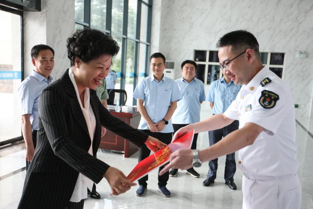 市委書記張迎春來公司慰問駐企軍代表.jpg